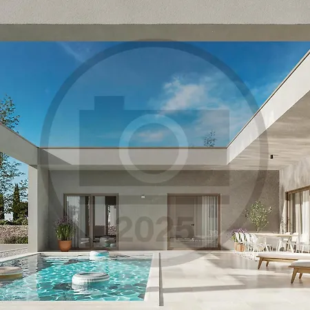 Beautiful Home In Tar * פורץ